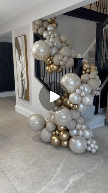 Marley & Nusha Events on Instagram: "Set up with me…  I actually went in with no clear vision of how I was going to install this balloon garland, I just went with the flow of the stairs using an organic shape to achieve a luxe finish.   And I’m honestly so obsessed with how it turned out!   Don’t forget to save for inspo 👇🏼   .  .  .  @sempertex.uk @balloonmarket.uk  #marleyandnusha #balloons #organicballoons #staircaseballoons #luxuryballoons #balloongarland #sailboard #sailboarddisplay #balloonstyling #balloonstylist #ballooninspo #balloonideas #leeds #wakefield #bradford #huddersfield #westyorkshireballoons" Staircase Balloon Garland, Garland For Staircase, Balloon Styling, Baloon Garland, Bridal Balloons, Christmas Decor Diy Cheap, Hanging Balloons, How To Make Balloon, Balloon Clusters