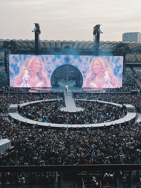 Beyonce Performance Aesthetic, Small Performance Stage, Beyonce Stage Design, Concert Design Stage, Performing On Stage Aesthetic, Beyonce Concert Aesthetic, Performance Set Design, Concert Hall Aesthetic, Beyonce On Stage