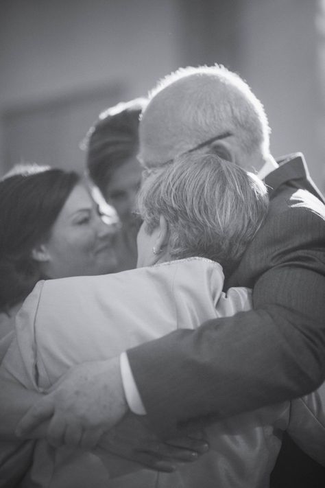 Family Hug Aesthetic, Family Together Aesthetic, Visionboard Aesthetic Family, Cool Family Photos, Group Hug Photo, Family Love Aesthetic, Vision Board Family, Family Moodboard, Hug Friends