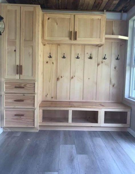 Mud Room Entrance Rustic, Wood Locker Ideas, Rustic Mudroom Ideas, Rustic Mud Room Ideas, Rustic Mudroom, Easy Pallet Projects, Small Mudroom Ideas, Mudroom Remodel, Gear Room