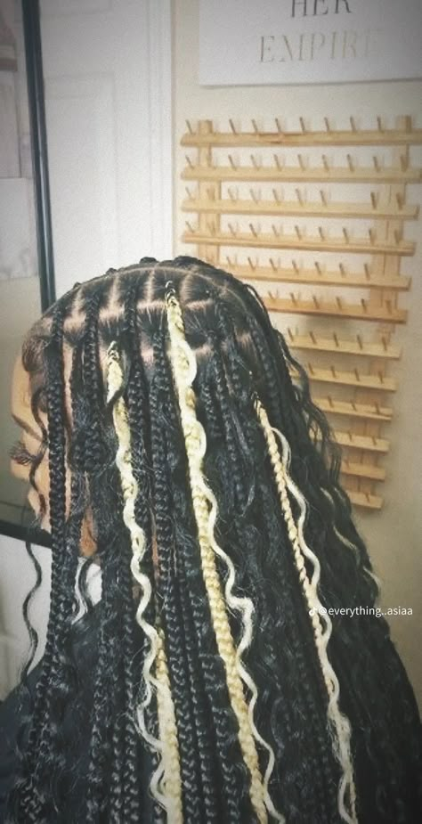 Black And Color Braids, Red Peek A Boo Braids, Knotless With Blonde, Peek A Boo Box Braids Blonde, Peka Boo Braids Color With Curls, Birthday Braid Hairstyles, Peekaboo Hair Colors Braids, Peak A Boo Knotless Braids, Knottles Braids Styles