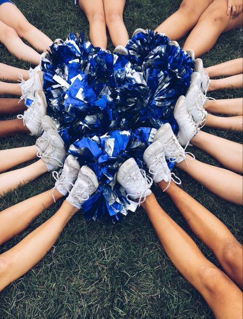 Poms Dance Team, Cheer Locker Decorations, Cheer Hacks, Cheer Photography, Cheer Pom Poms, Cheer Captain, Cute Cheer Pictures, Cheerleading Squad, Cheer Picture Poses