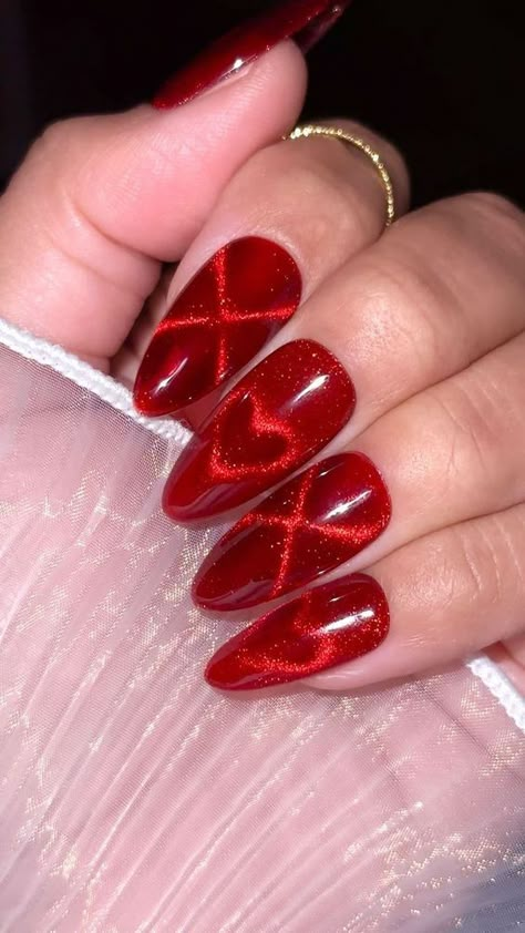 Nail Love Designs, Cat Eye Heart Nail, Cat Eye Nails With Heart, Cat Eye Heart Nail Art, Cat Eye Effect Nails Design, Red Love Nails, Heart Nails Glitter, Heart Cat Eye Nails, Red Nails With Heart