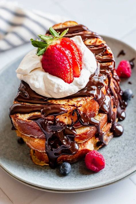 Baileys French Toast Recipe, Baileys French Toast, Boozy Breakfast, Baileys Whipped Cream, Custard French Toast, Whipped Cream Chocolate, Pistachio Muffins, Chocolate French Toast, French Toast Pancakes