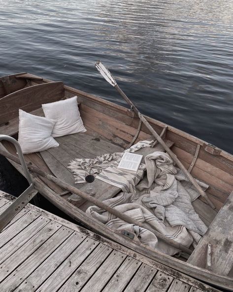 Dream Dates, Cute Date Ideas, Row Boat, Honeymoon Destinations, Summer Aesthetic, Outdoor Bed, Lake House, Aesthetic Pictures, Summer Vibes