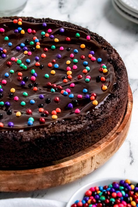 This Cosmic Brownie Cookie Cake is everything you want in a cookie, but in cake form! The base is a chewy, rich chocolate cookie topped with ganache and those classic rainbow sprinkles. Brownie Cookie Cake Recipe, Cosmic Brownie Pizza, Decorate Cookie Cake, Chewy Cookie Cake, Brownie Cookie Cake Birthday, Mini Cookie Cake Recipe, Brownie Cakes For Birthday, Cookie Cake Flavors, Cake Walk Cakes Ideas Simple