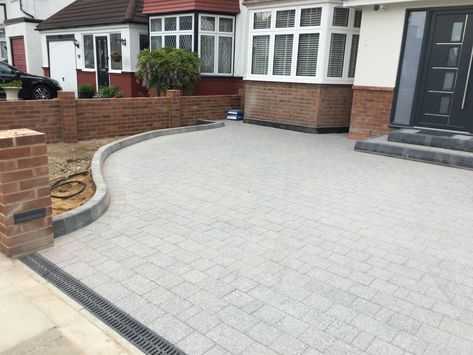 Bungalow Driveway Ideas, Front Driveway Design, Paved Driveway Ideas, Small Driveway Ideas, Home Driveway Ideas, Block Paving Driveway Ideas, Paved Gardens, Patio Landscape Ideas, Landscape Low Maintenance