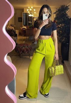 Pink Pants Outfit, Modest Casual Outfits, Color Combos Outfit, Midsize Outfits, Neon Outfits, Neon Fashion, Stay Young, Fashion Mistakes, Outfit Combinations