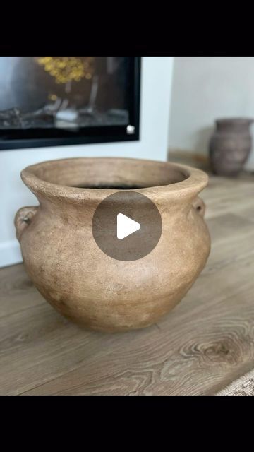 Xiomara Bates •Home decor •DIYs •Furniture makeovers | How can you make your pots or vases look aged and expensive? Save this tutorial and share with your home decor lover friends!! I bought... | Instagram Vintage Terracotta Pots, Acreage Living, Beige Vase, Rustoleum Spray Paint, Wet Paper, Old Pottery, Garden Junk, Antique Wax, Ceramic Flower Pots