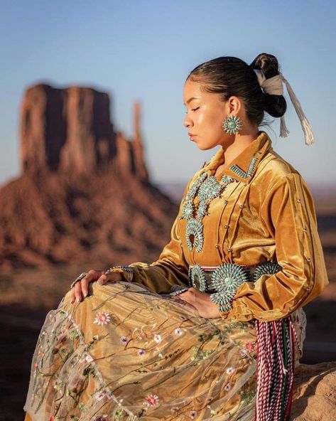 Indigenous Women Clothing, Navajo Graduation Pictures, Native Clothing Women Style, Native American Fashion Traditional, Navajo Regalia, Indigenous Photoshoot, Navajo Dresses, Navajo Clothing, Native American Style Outfits