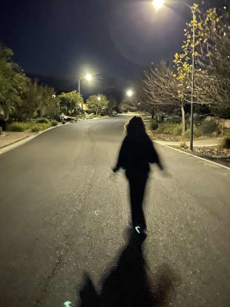 Aesthetic Night Pictures Poses, Night Walking Aesthetic, Dark Street, Blur Photo, Insta Profile Pic, Friend Poses Photography, Cute Photography, Night Photos, Ideas For Instagram Photos