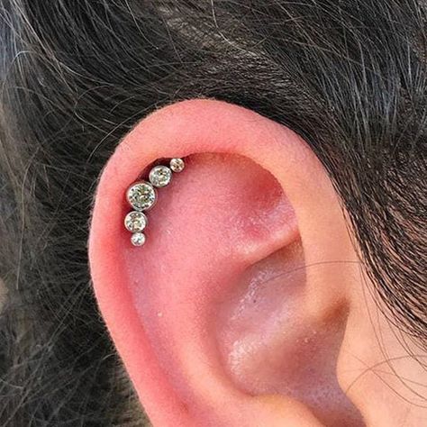 Helix Piercing Ideas with Types Helix Piercing Ideas, Upper Ear Earrings, Upper Ear Piercing, Minimalist Ear Piercings, Ear Lobe Piercings, Helix Jewelry, Ear Piercings Helix, Helix Piercing Jewelry, Cute Piercings