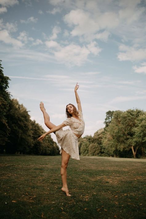 a graceful ballet dancer photographed in nature surrounded by trees in the summer Dance Poses In Nature, Ballet Forest Photoshoot, Ballet Dance Pictures, Dancer Photography Outdoor, Outside Dance Pictures, Dance Poses For Pictures Outside, Ballet Dancer Photoshoot, Ballet Portrait Photography, Outdoor Dance Poses