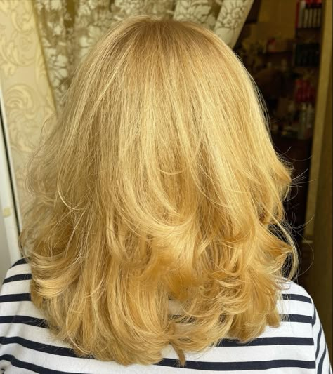 Light Yellow Blonde Hair, Yellow Gold Hair, Yellowish Blonde Hair, Hair Color Ideas Golden, Golden Blonde Short Hair, True Spring Hair, Medium Blond Hair, Pale Yellow Hair, Sunkissed Blonde Hair