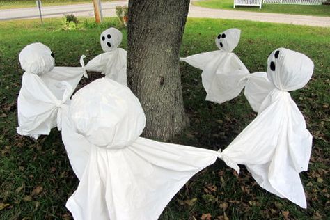 Ring around the rosy ghosts    Green yard sticks (used for keeping tall plants from tipping over)   PVC pipe (1-1 1/2 inch)   white garbage bags   clear zip ties   white shower curtains from the dollar store   black felt   hot glue gun and glue   newspaper Yard Ghosts, Halloween Yard Displays, Hallowen Ideas, Dollar Tree Halloween, Ghost Diy, Ghost Decoration, Halloween Yard Decorations, Halloween Yard, Halloween Contest