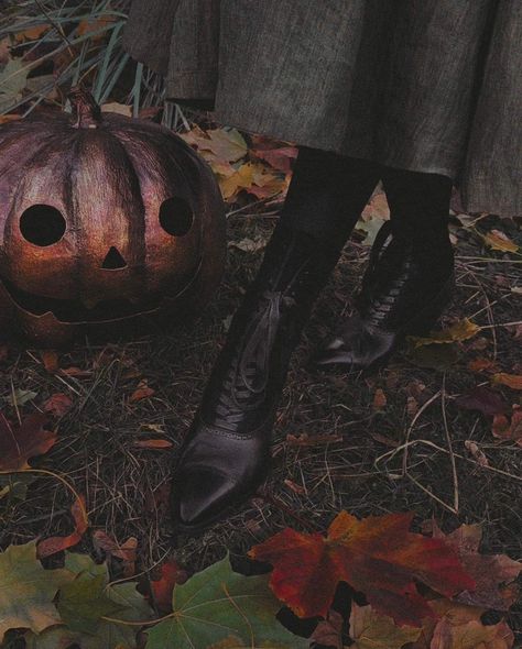 Autumn Witch, Samhain Halloween, Autumn Magic, Dark Autumn, Gothic Clothing, The Gothic, Season Of The Witch, Halloween Aesthetic, Spooky Scary