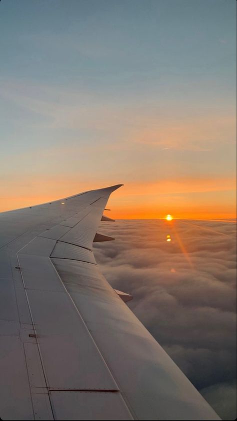 Sunset In Airplane, Plane Asthetic Wallpers, Airoplen Photo, Airplane Sunset Aesthetic, Sunset Airplane, Plane Window View, Plane Pics, Airplane Sunset, Airplane Pics