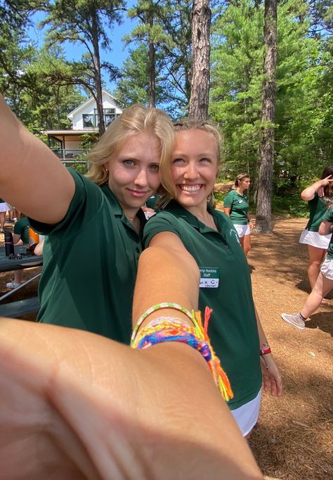 Camp Staff Aesthetic, Camp Counsler Aesthetic, Camp Councilor Aesthetic, Summer Camp Asthetics, Summer Camp Picture Ideas, Day Camp Counselor Aesthetic, Summer Camp Bracelets, Summer Outfits Camp, Summer Camp Outfit Ideas