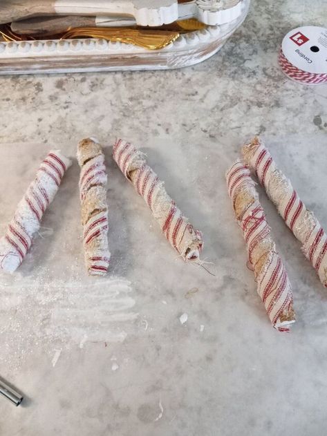 Primitive Peppermint Sticks Diy, Burlap Peppermint Sticks Diy, Diy Peppermint Stick Decorations, Primitive Christmas Decorations Diy, Primitive Christmas Diy Crafts, Christmas Primitive Crafts Diy How To Make, Primitive Christmas Ornaments Diy, Primative Decor Diy Primitive Crafts, Primitive Fall Crafts Diy