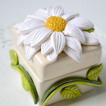 Ceramic Jewelry Box, Clay Box, Slab Ceramics, Ceramic Box, Box Craft, Daisy Jewelry, Cerámica Ideas, Ceramic Boxes, Slab Pottery