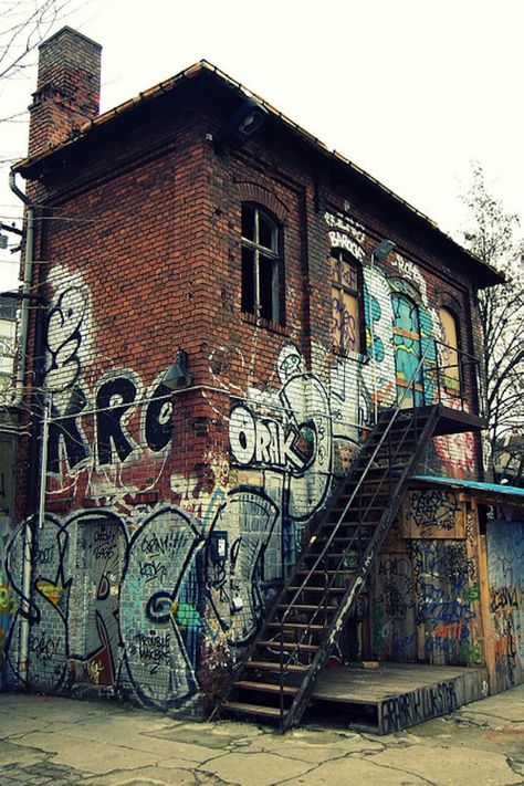 Urban Decay Photography, Street Photography Urban, Environment Photography, Haircut Selfie, Photo Hijab, New Retro Wave, Landscape Photography Tips, Urban Graffiti, Cute Hairstyle