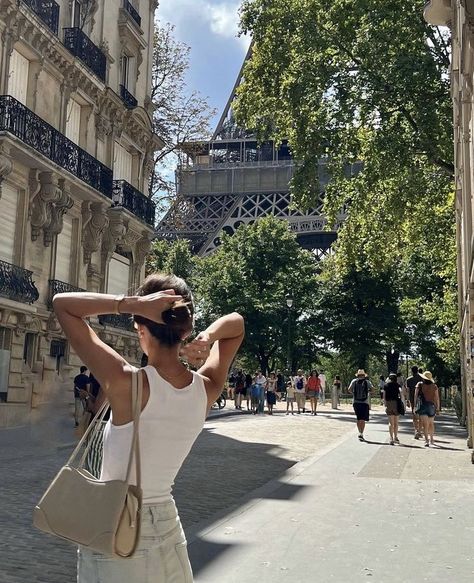 Paris Poses Photo Ideas, Paris Girl Aesthetic, Paris Instagram Pictures, Paris Photo Ideas, Spring Paris, Parisian Summer, Trip To France, Paris Dream, Parisian Aesthetic