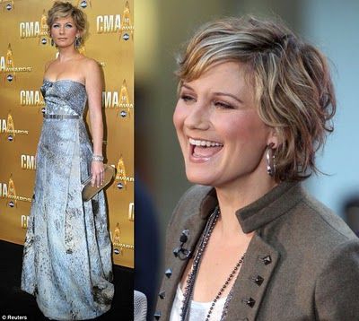 short n wavy Jennifer Nettles Hair, Jennifer Nettles, Celebrity Short Hair, Curly Hair Inspo, Low Maintenance Haircut, Star Beauty, Green Curtains, Mom Hairstyles, Short Wavy Hair