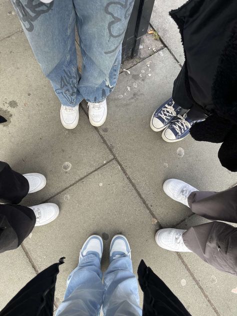 Shoe Group Picture, Group Pic For 4 Friends, 5 Friends Pictures Friendship, Pic Of Friends Group, Four Friend Group Aesthetic, Friends Aesthetic 5 People, 5 People Pictures Friends, Friend Pictures 5 People, 5 People Group Photo Aesthetic