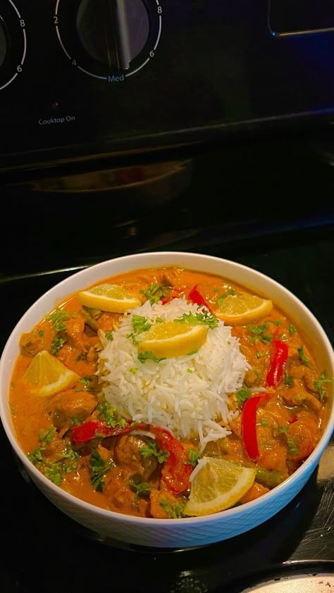 Chicken Curry Aesthetic, Curry Aesthetic, Coconut Chicken Curry, Uni Meals, Home Cooked Food, Soul Food Dinner, Coconut Chicken, Aesthetic Foods, Food Motivation