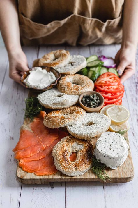 Learn how to make a beautiful lox and bagel board with all the toppings! Wow your guests when you serve this for brunch and breakfast, with only 5 minutes of work. Lox Breakfast, Bagel Board, Lox Bagel, Ashley Alexander, Fall Party Food, Cinnamon Raisin Bagel, Lox And Bagels, Lunch Easy, Hosting Brunch