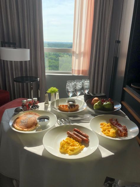 Hotel Family Room, Dining Out, Big Family Breakfast Aesthetic, Hotel Room Breakfast, Hotel Breakfast Aesthetic, Luxury Hotel Breakfast, Family Breakfast Table, Hotel Breakfast Photography, Breakfast Presentation