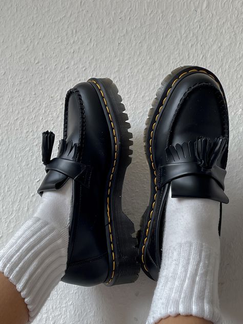 #drmartens #drmartenstyle #loafers #loafershoesoutfit #preppysummeroutfits Doc Marten Tassel Loafers Outfit, Loafers Women Aesthetic, Chunky Loafers Outfit Aesthetic, Loafer Doc Martens, Women’s Chunky Loafers, Lugged Loafers Outfit, Dc Martens Loafers, Fit With Loafers, Loafers Shoes Women