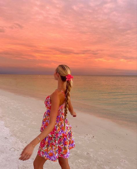 Pink Beach Aesthetic Outfits, Preppy Coconut Girl, Preppy Pics, Preppy Beach, Summer Picture Poses, Hawaii Outfits, Summer Goals, Summer Girl, Preppy Summer