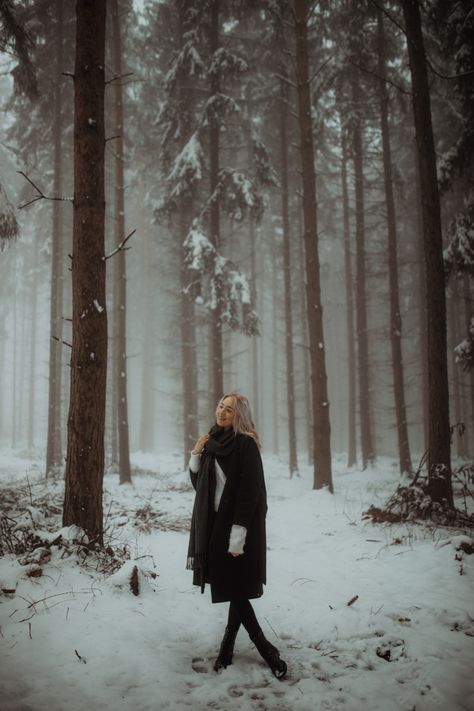 Creative Snow Photoshoot, Photography Poses Snow, Snow Self Portrait, Snowy Winter Photoshoot, Snow Portraits Women, Vogue Winter Photoshoot, Forest Winter Photoshoot, Winter Photoshoot Women, Winter Park Photoshoot