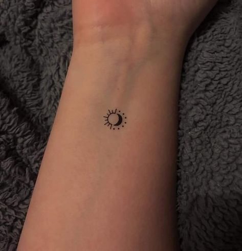 Feminine Tattoos Minimalist, Tattoo Ideas For Men Moon, Mini Sun Tattoo, Mini Tattoos Ideas, Minimalist Tattoos For Women, Feminine Moon Tattoo, Tattoos Elegant, Tattoos Moon, Sun Moon Tattoo