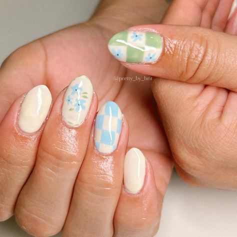 Off White Gel Nails, Natural Nails Almond Shape, Short Nails Pastel, Shape Short Nails, Cute Nails Aesthetic, Nails Off White, Cute Summer Nails Simple, Natural Nails Almond, Green Floral Nails