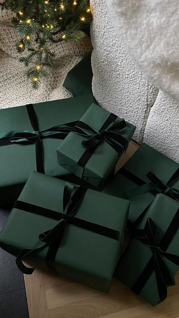 Monochrome Gift Wrapping, Monochrome Christmas Wrapping, Classy Gift Wrapping, Christmas Aesthetic Wrapping, Green Christmas Gift Wrap, Christmas Wrapping Green, Simple Christmas Wrapping Ideas, Christmas Wrapping Ideas 2023, Christmas Wrapping 2023