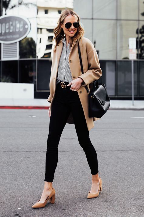 Camel Pumps Outfit, Tan Pumps Outfit, Dress Up Black Jeans, Office Outfit Inspiration, Tan Pumps, Look Office, Jean Jacket Outfits, Fashion Jackson, Black Handbag