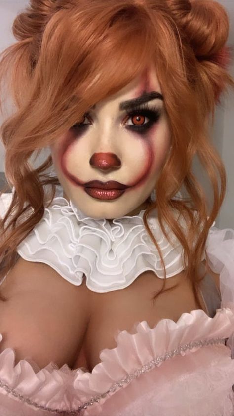 Demi Lovato as Pennywise Pennywise Costume For Kids, Demi Lovato Dress, Pennywise Halloween Costume, Halloween Makeup Clown, Scary Clown Makeup, Best Celebrity Halloween Costumes, Pennywise The Clown, Halloween Makeup Scary, Celebrity Halloween Costumes