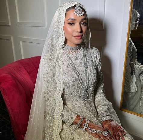 Hijabi Walima Bride, Hijab Bride Indian, Hijab Nikkah Bride, Nikkah Hijab Style, Hijabi Pakistani Bride, Hijab Bridal Look, Bridal Hijab Styles Pakistani, Desi Hijabi Bride, Hijabi Desi Bride