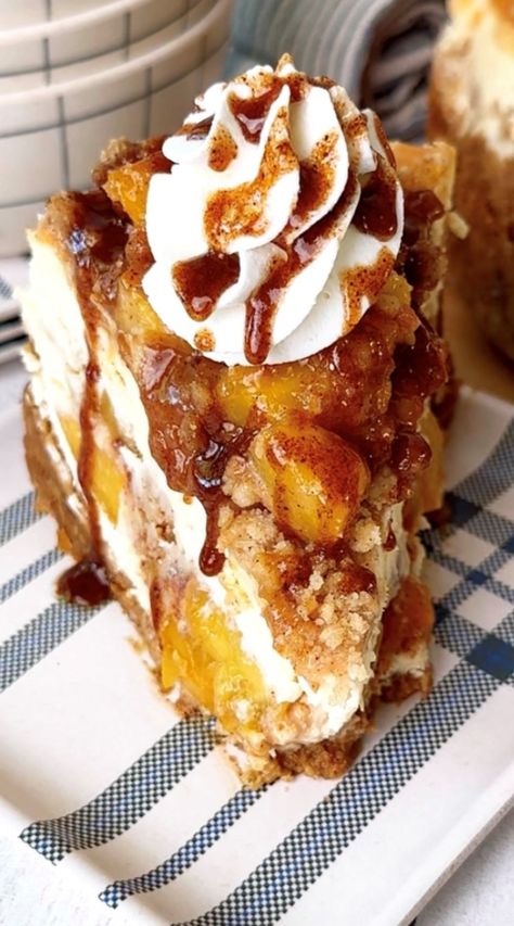 peach crumb cheesecake Cheesecake Recipe Easy, Make Cheesecake, Cinnamon Cheesecake, Frozen Peaches, Biscuits Graham, Cheesecake Crust, Dark Brown Sugar, Peach Desserts, Cheesecake Filling