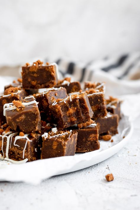 Gingerbread Fudge | A Cookie Named Desire Gingerbread Desserts, Gingerbread Dessert Recipes, Gingerbread Dessert, Gingerbread Fudge, Spiced Cookies, Speculoos Cookies, Oreo Fudge, Salt Water Taffy, White Chocolate Bar