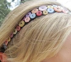 i wantt this headbandddd How To Make Accessories, Unique Decor Diy, Buttons Headband, Homemade Buttons, Hair Craft, Button Headband, Headband Tutorial, Button Craft, Diy Buttons