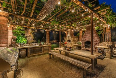 Rustic Patio Furniture, Rustic Outdoor Kitchens, Outdoor Covered Patio, Concrete Patios, Rustic Patio, Outdoor Patio Ideas, Pergola Design, Casa Country, Patio Kitchen