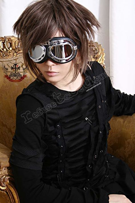 Goggles Reference, Goggles Outfit, Desert Dystopia, Cyberpunk Goggles, Goggles Aesthetic, Cool Goggles, Neck Drawing, Ww2 Uniforms, Cyberpunk Fashion