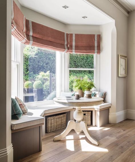 Bay Window Seat Dining Room, Bay Window Bar Seating, Bay Window Dinning Room Table, Dining Bay Window, Kitchen With Bay Window Layout, Square Bay Window Ideas, Bay Window Dining Area, Kitchen Bay Window Ideas, Kitchen With Bay Window