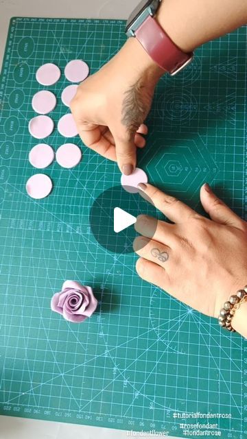 Easy Fondant Roses Tutorial, Fondant Roses Easy, Fondant Rose Tutorial, Easy Fondant, Clay Roses, Fondant Flower Tutorial, Fondant Rose, Rose Tutorial, Fondant Tutorial