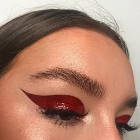 umrzec: https://instagram.com/p/BdQlPV3hk4G/ Daring Makeup, Make Up Tools, Smoky Eyes, Red Makeup, Kesha, Facepaint, Editorial Makeup, Makeup Goals, Red Lipstick