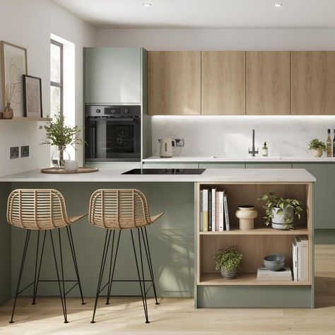 Howdens Clerkenwell, Green Kitchen Designs, Howdens Kitchens, Scandinavian Kitchen Design, Kabinet Dapur, Green Kitchen Cabinets, Modern Kitchen Interiors, Oak Kitchen, Scandinavian Kitchen