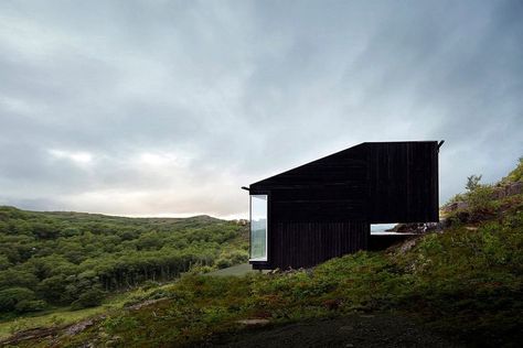 Scandinavian Houses, Black Cabin, Timber Cabin, Interior Simple, Small Loft, Exterior Cladding, Small Buildings, Cabin In The Woods, Minimalist Architecture